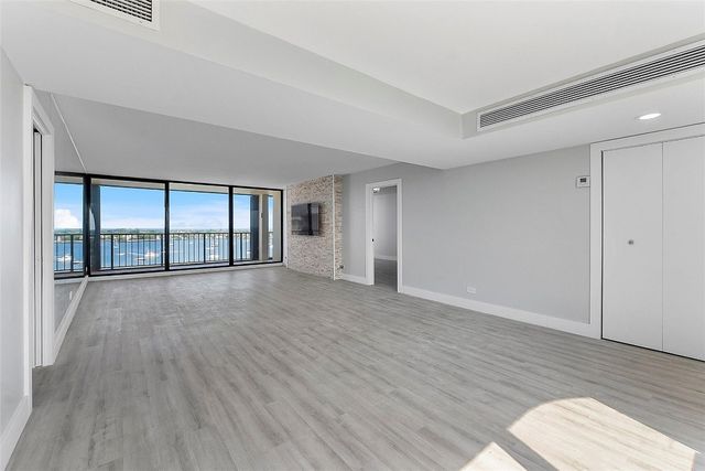 136 Lakeshore Drive T10, North Palm Beach, FL 33408