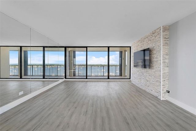 136 Lakeshore Drive T10, North Palm Beach, FL 33408