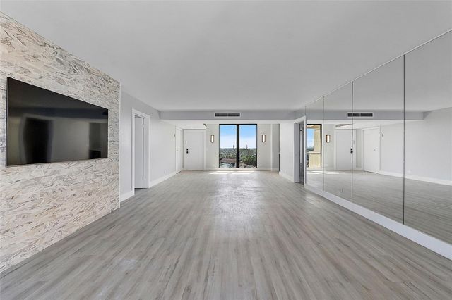 136 Lakeshore Drive T10, North Palm Beach, FL 33408