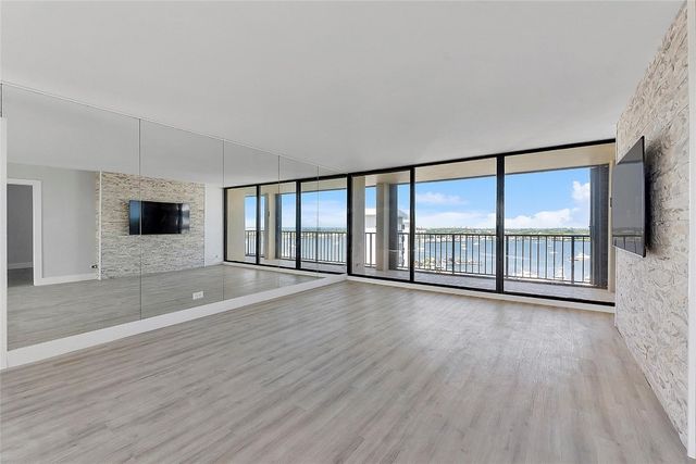 136 Lakeshore Drive T10, North Palm Beach, FL 33408