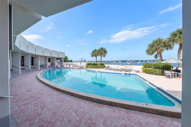 136 Lakeshore Drive T10, North Palm Beach, FL 33408