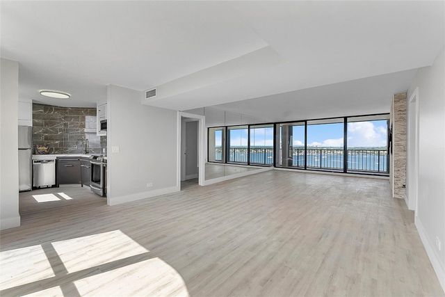 136 Lakeshore Drive T10, North Palm Beach, FL 33408