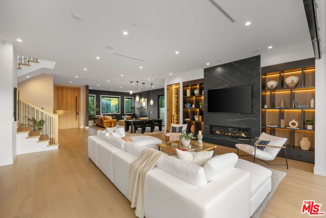 5003 Mammoth Avenue, Sherman Oaks, CA 91423