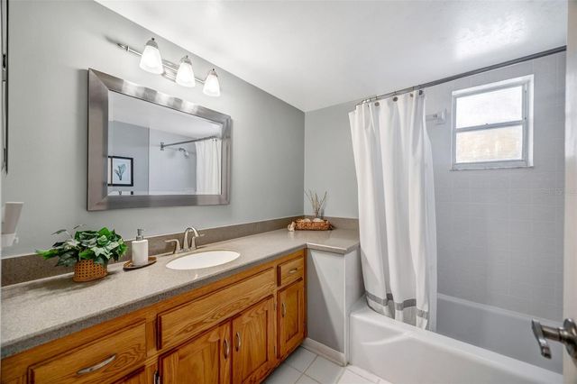 1011 MEADOWCREST DRIVE, Valrico, FL 33594