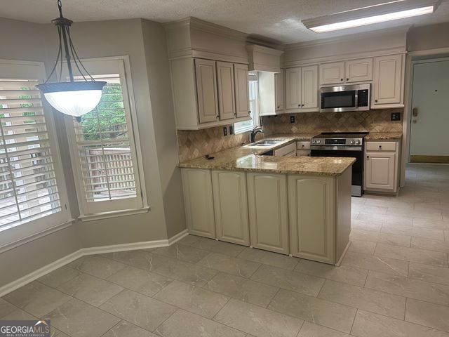 180 Forrest Lake Drive, Fayetteville, GA 30215