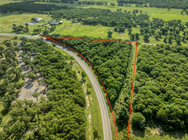 9352 E Fm 2210, Poolville, TX 76487