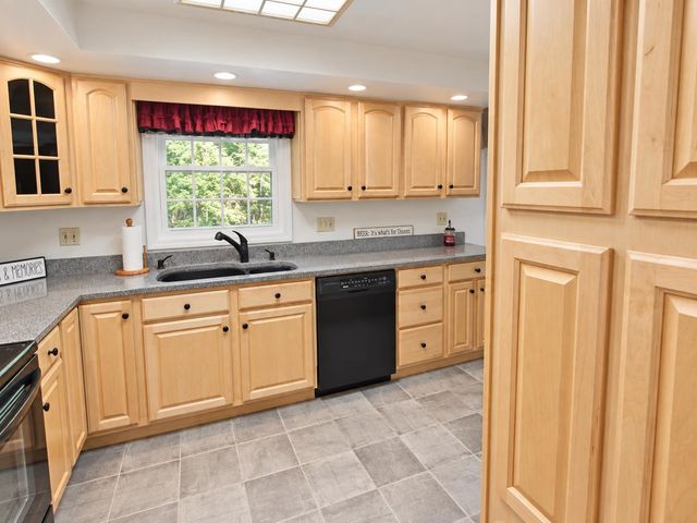 12 Roundtree Drive, Merrimack, NH 03054