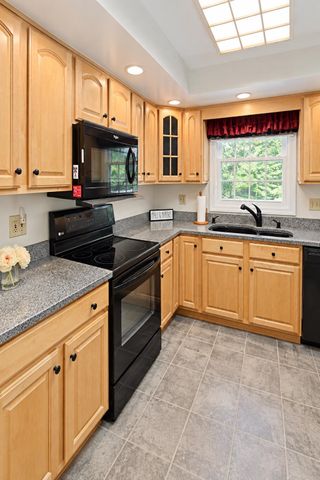12 Roundtree Drive, Merrimack, NH 03054