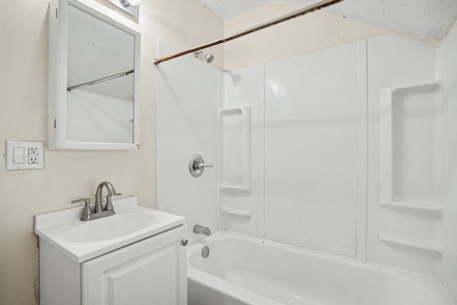 236 15TH Avenue, East Moline, IL 61244