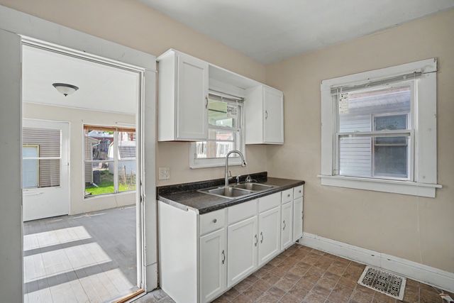 236 15TH Avenue, East Moline, IL 61244