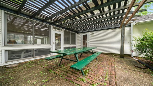 321 E Chamberlin Street, Dixon, IL 61021