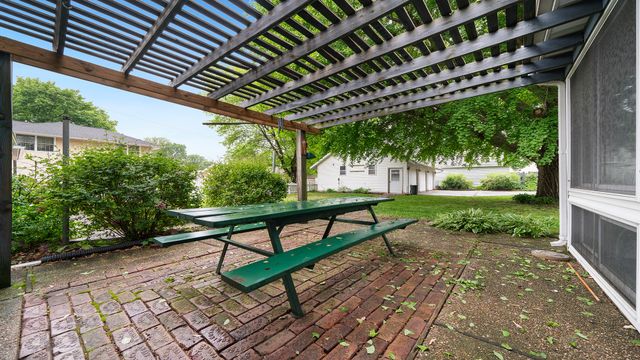 321 E Chamberlin Street, Dixon, IL 61021