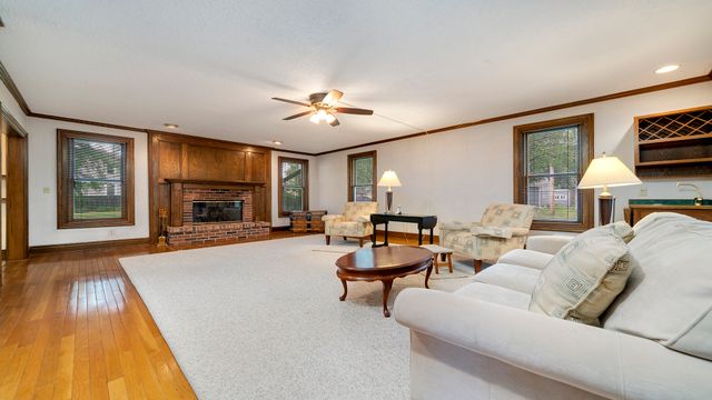 321 E Chamberlin Street, Dixon, IL 61021