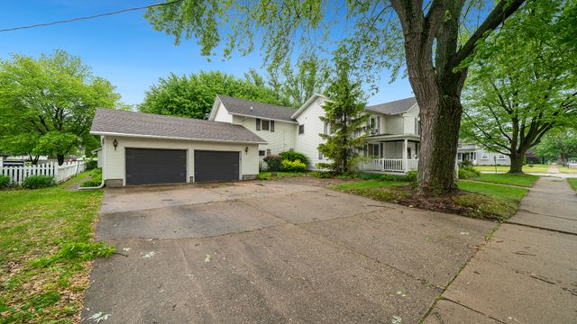 321 E Chamberlin Street, Dixon, IL 61021