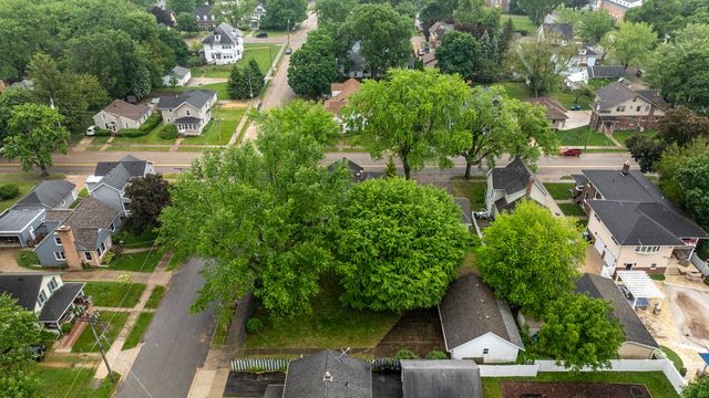 321 E Chamberlin Street, Dixon, IL 61021