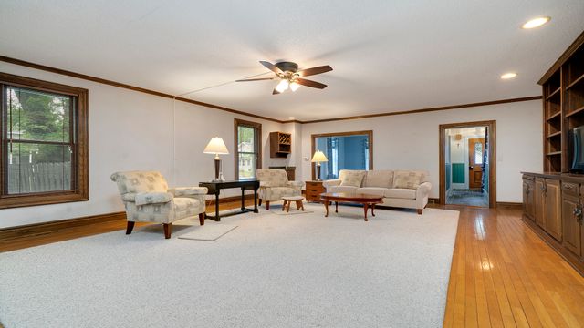 321 E Chamberlin Street, Dixon, IL 61021