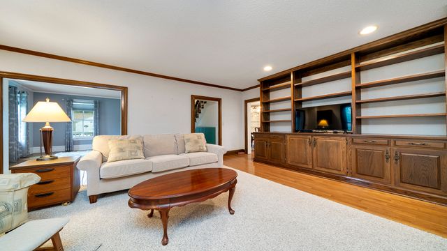 321 E Chamberlin Street, Dixon, IL 61021