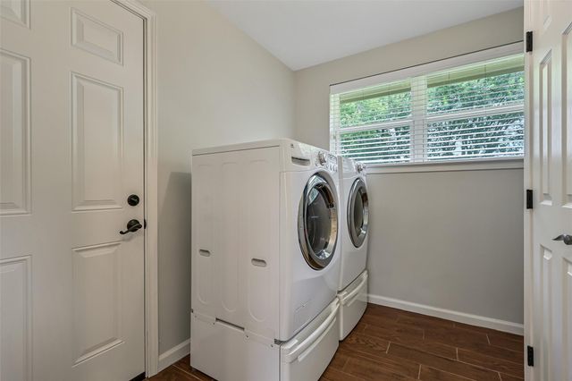 512 Castlelake Drive, Friendswood, TX 77546