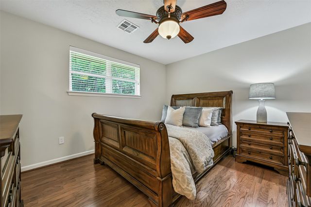 512 Castlelake Drive, Friendswood, TX 77546