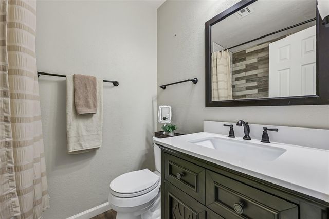512 Castlelake Drive, Friendswood, TX 77546