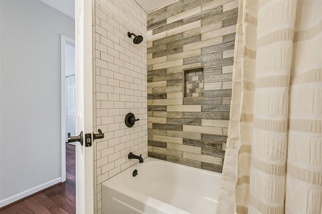 512 Castlelake Drive, Friendswood, TX 77546