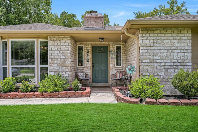 512 Castlelake Drive, Friendswood, TX 77546