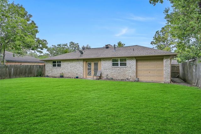 512 Castlelake Drive, Friendswood, TX 77546