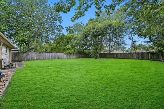 512 Castlelake Drive, Friendswood, TX 77546
