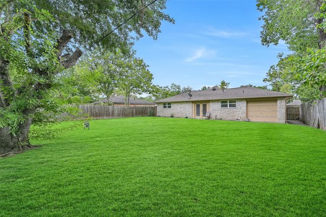 512 Castlelake Drive, Friendswood, TX 77546