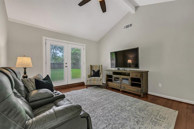 512 Castlelake Drive, Friendswood, TX 77546