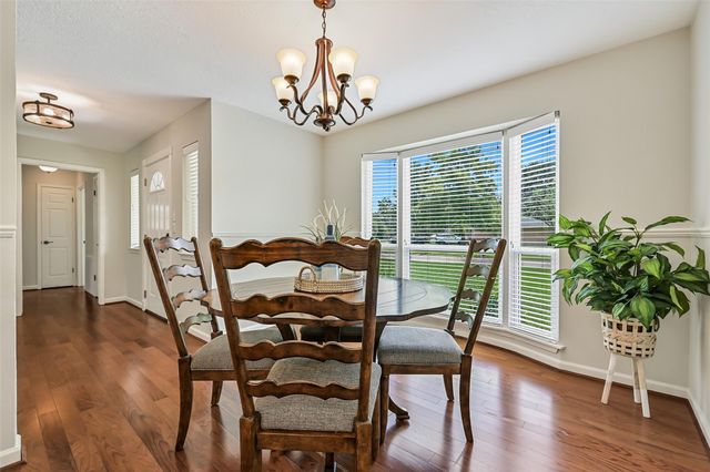 512 Castlelake Drive, Friendswood, TX 77546