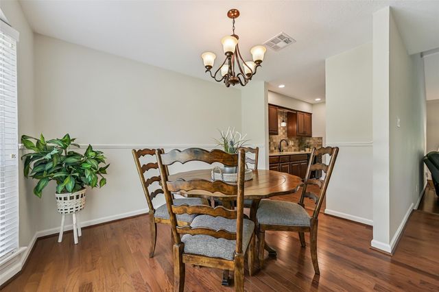 512 Castlelake Drive, Friendswood, TX 77546