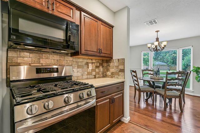 512 Castlelake Drive, Friendswood, TX 77546