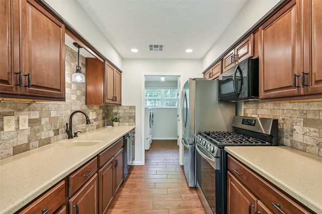 512 Castlelake Drive, Friendswood, TX 77546
