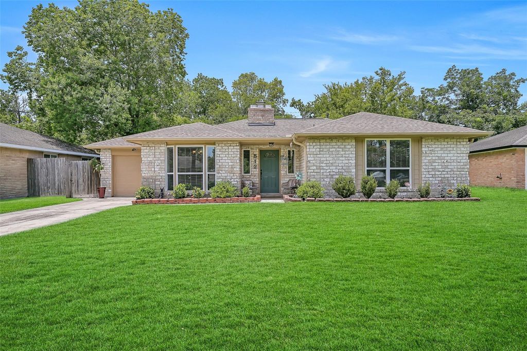 512 Castlelake Drive, Friendswood, TX 77546