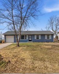 2500 Hillside Drive, Harrisonville, MO 64701