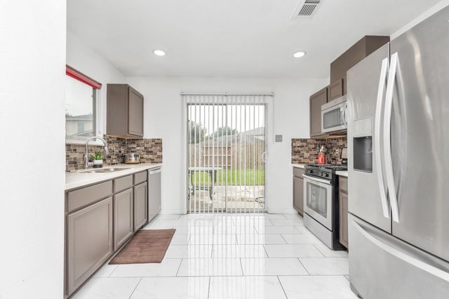 7327 Enchanted Creek Drive, Cypress, TX 77433