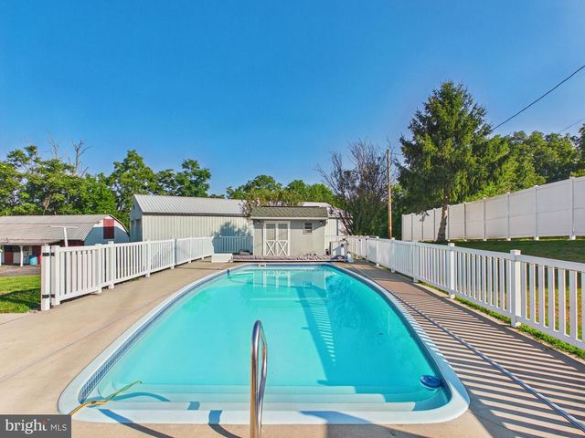 8664 JONESTOWN RD, Grantville, PA 17028