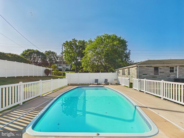 8664 JONESTOWN RD, Grantville, PA 17028