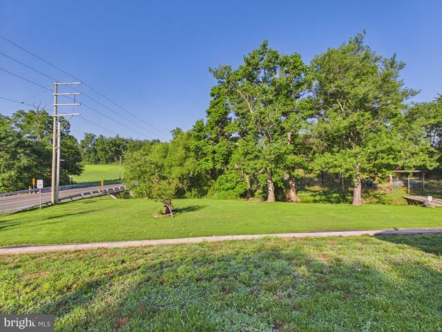 8664 JONESTOWN RD, Grantville, PA 17028