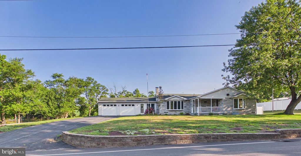 8664 JONESTOWN RD, Grantville, PA 17028