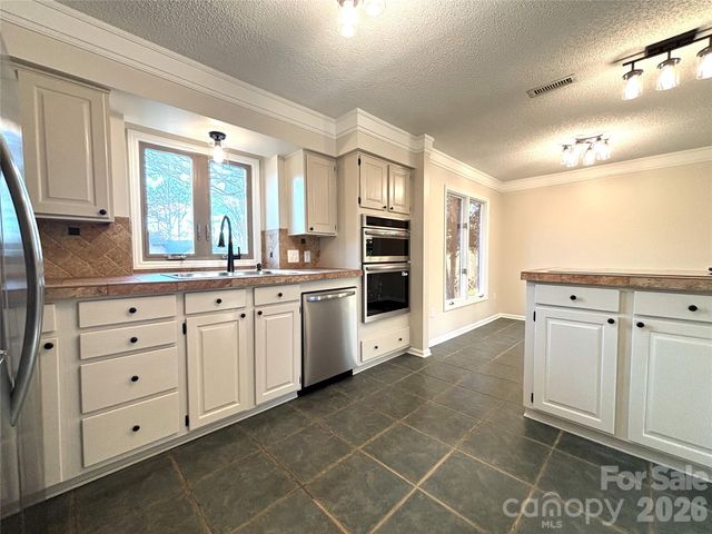 1754 12th Street NE, Hickory, NC 28601