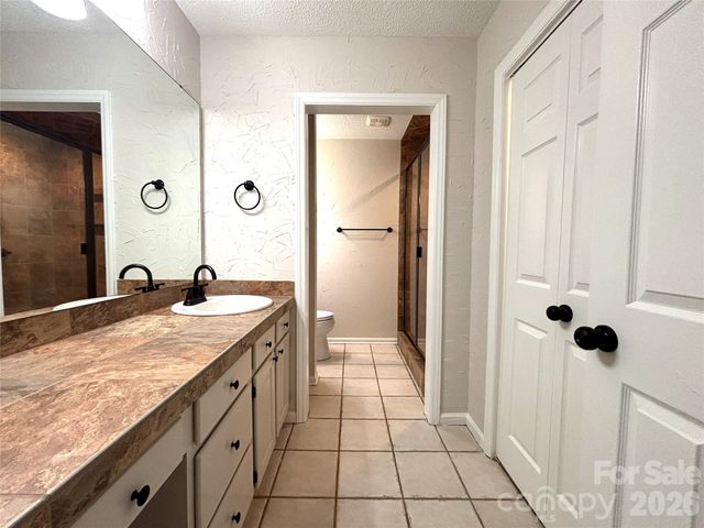 1754 12th Street NE, Hickory, NC 28601