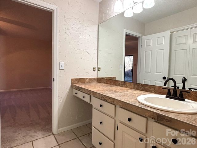 1754 12th Street NE, Hickory, NC 28601