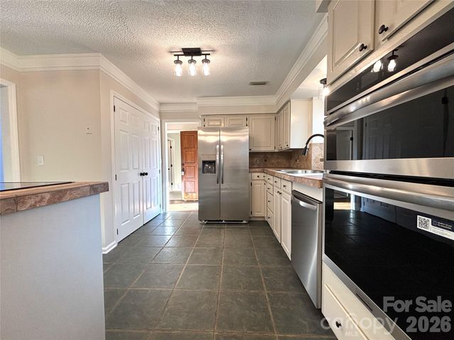 1754 12th Street NE, Hickory, NC 28601