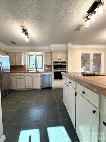 1754 12th Street NE, Hickory, NC 28601