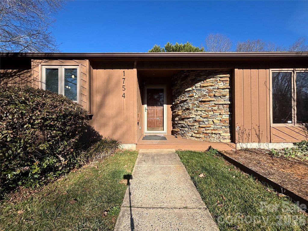 1754 12th Street NE, Hickory, NC 28601