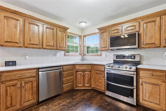12411 Live Oak Circle, Peculiar, MO 64078