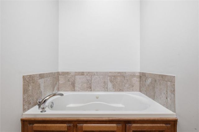 12411 Live Oak Circle, Peculiar, MO 64078