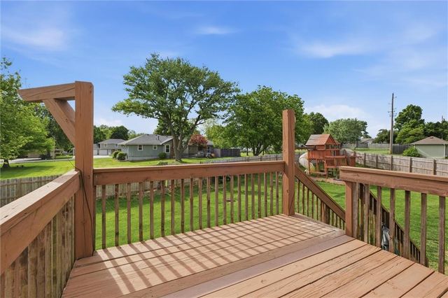 12411 Live Oak Circle, Peculiar, MO 64078